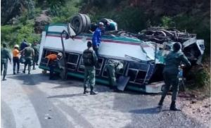 Autobús que trasladaba a milicianos para acto político del chavismo se volcó en Trujillo
