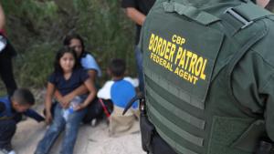 Texas endureció medidas contra migrantes y mantendrá la construcción del muro