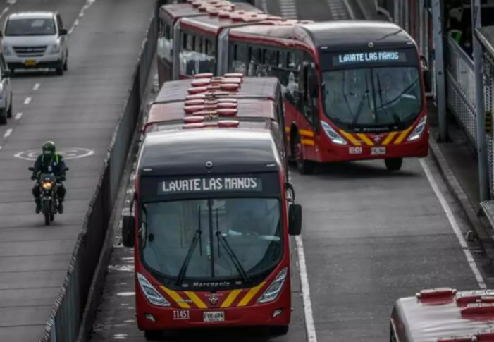 Impacto en Bogotá: Joven se cuelga de TransMilenio en movimiento por aparente pelea con su novia (VIDEO)