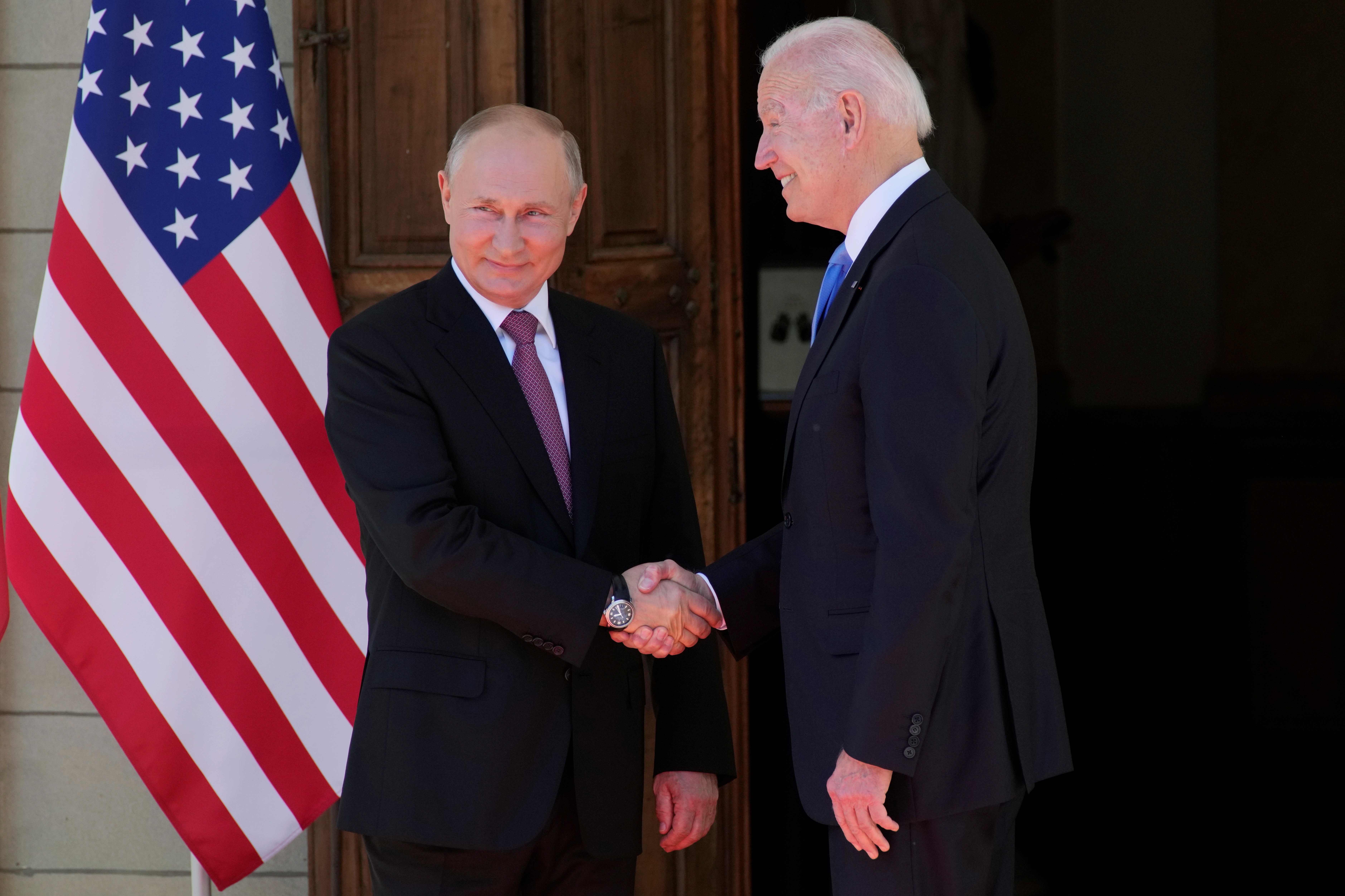 Apretón de manos entre Biden y Putin antes del inicio de la cumbre en Ginebra (Fotos)
