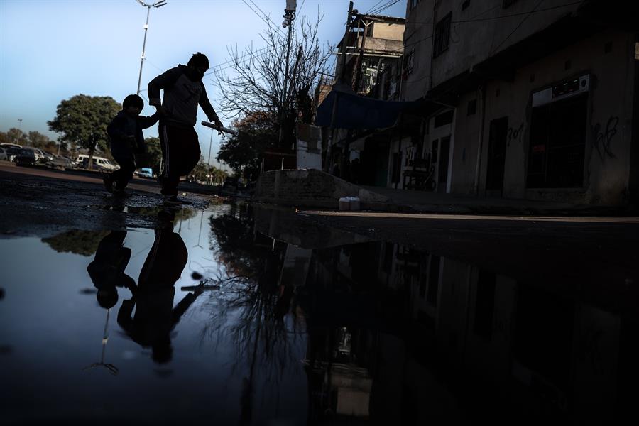 Argentina transita la pandemia con el 60 % de sus niños en la pobreza