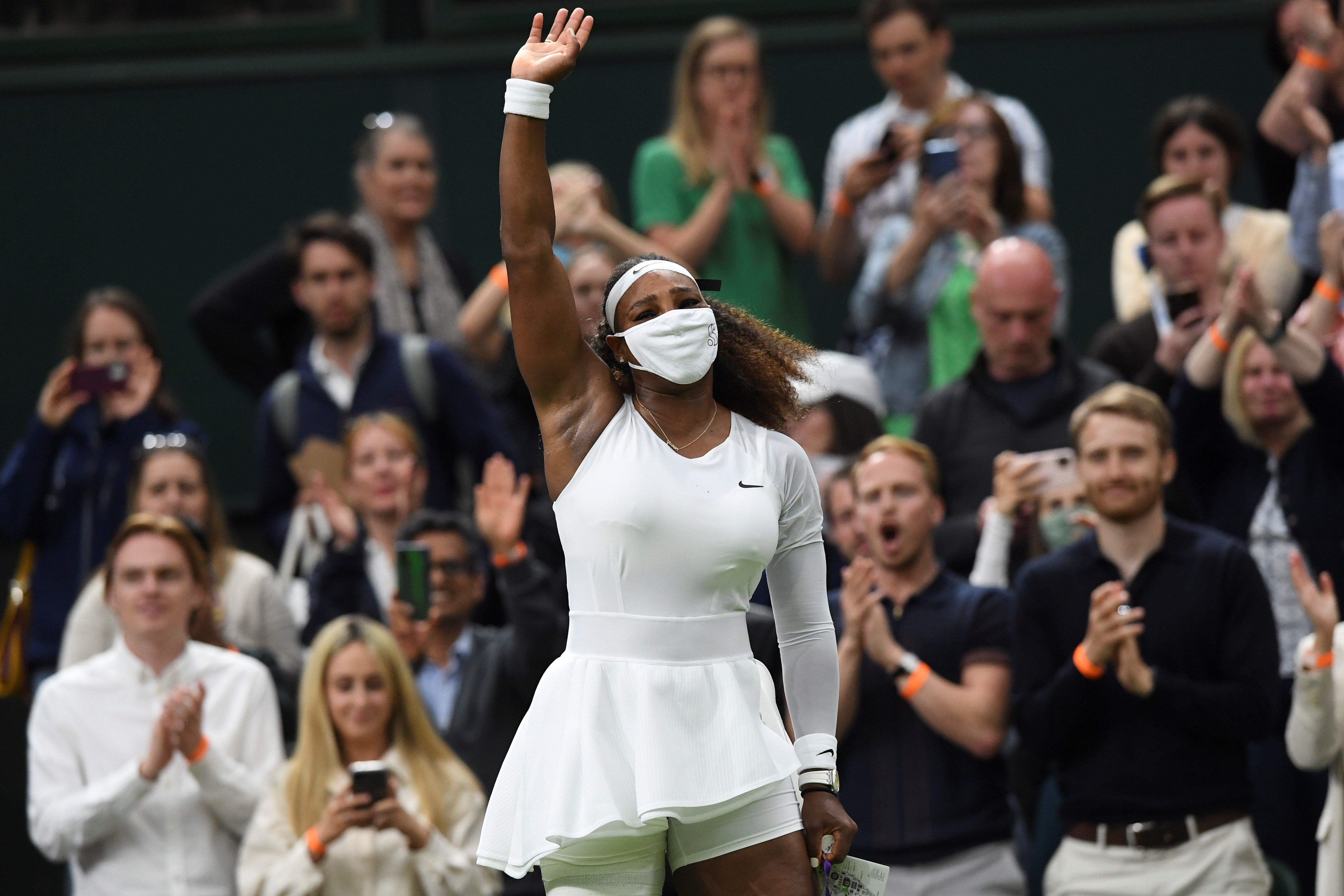 Serena Williams abandonó por lesión la primera ronda de Wimbledon (VIDEO)