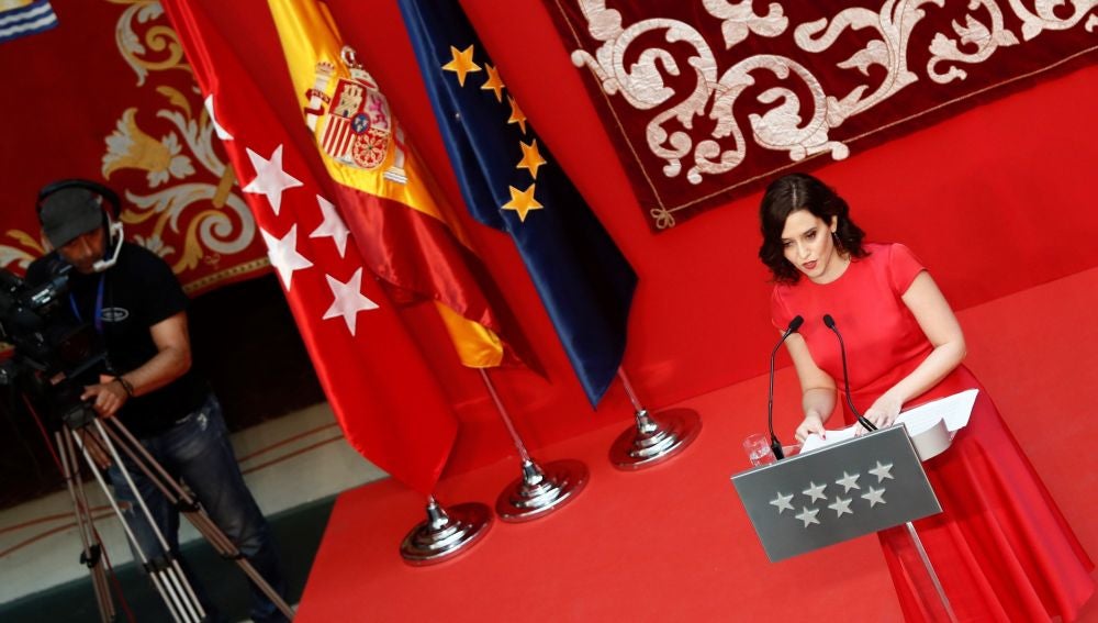 Díaz Ayuso tomó posesión en Madrid con un reconocimiento al Rey: Madrid, España y Monarquía son inseparables