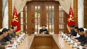 Kim Jong Un hace su primera aparición pública tras casi un mes
