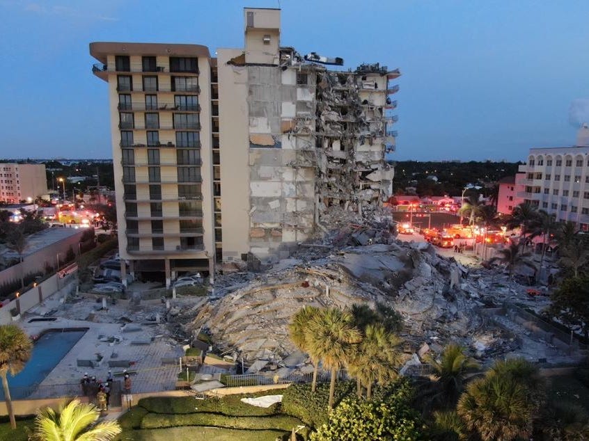 Bomberos escuchan ruidos mientras cavan túnel bajo el edificio colapsado en Miami