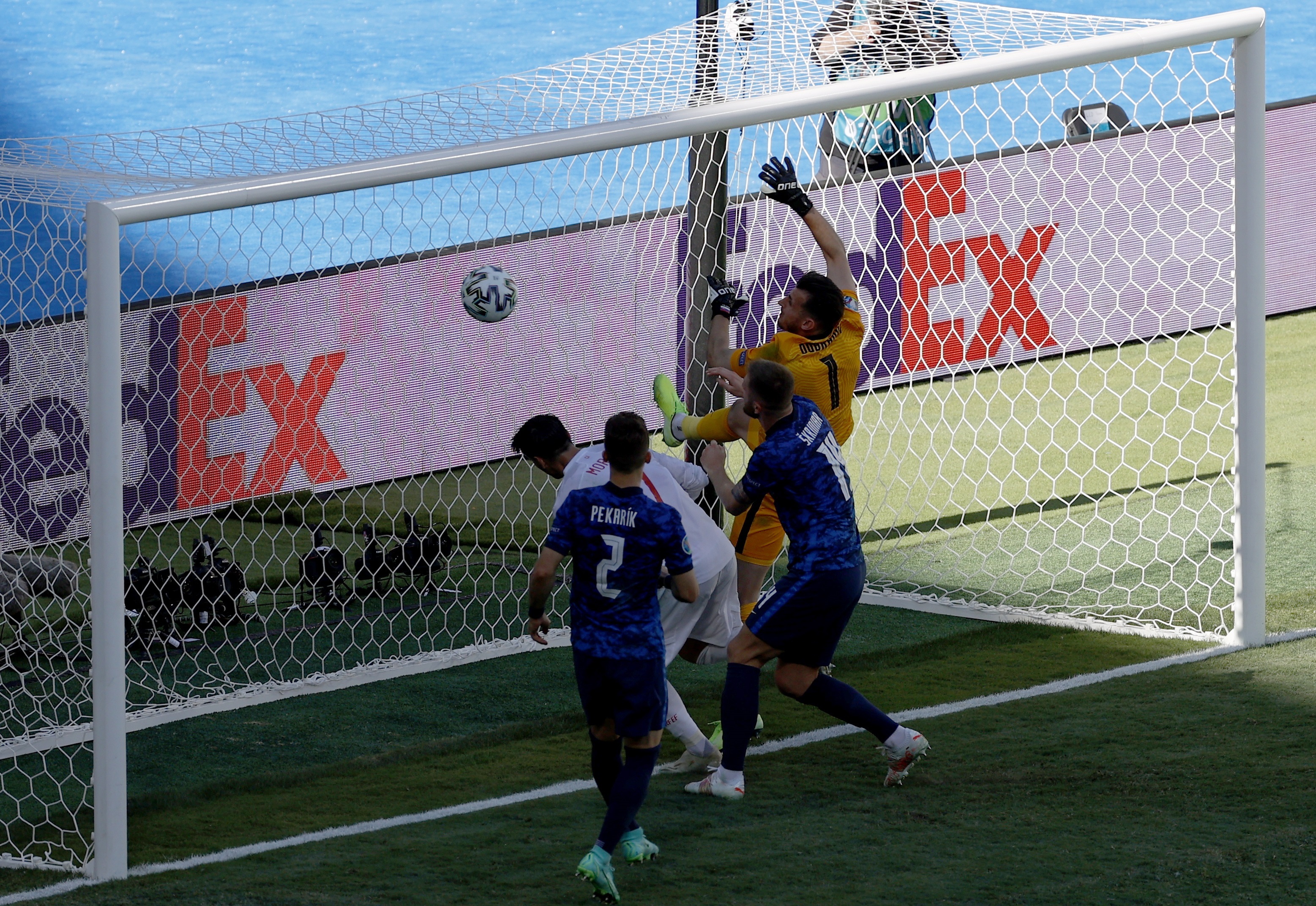 De héroe a villano: El inexplicable autogol del portero de Eslovaquia ante España (Video)