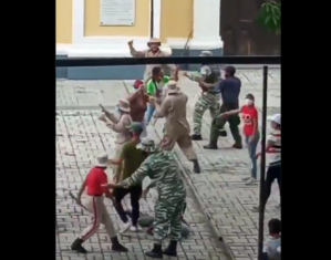 EN VIDEO: Con palos y armas invisibles, milicianos prendieron “la guerra” en plena plaza de Cúa 