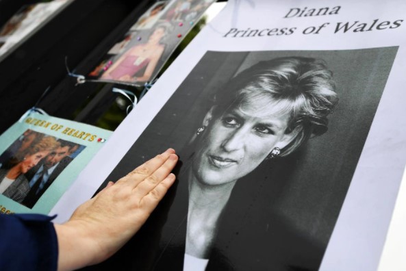 El médico que atendió a la princesa Diana en París contó por primera vez estremecedores detalles de la noche de su muerte