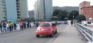 Así está la cola en el puente 9 de diciembre en Caracas para vacunación contra el Covid-19 este #9Jun (Video)