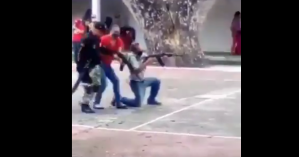 Con “trancazo” incluido… así son los “ejercicios armados” de los milicianos chavistas (VIDEO)