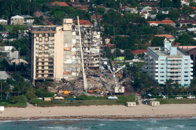 Residentes del edificio colapsado en Miami iniciaron acciones legales contra junta de condominio