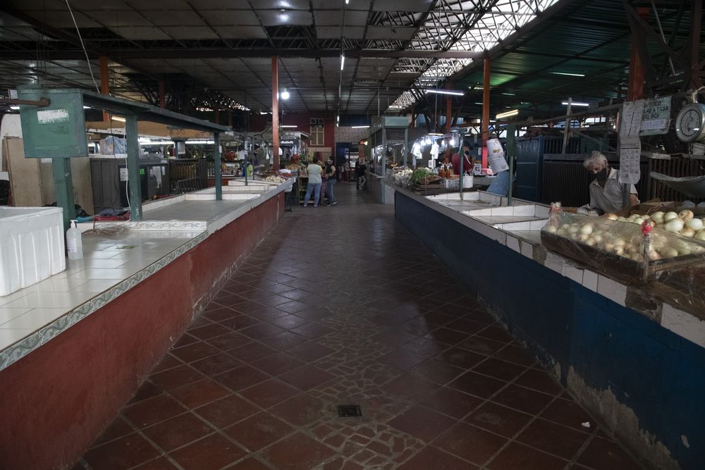 Mercados municipales serán centros de vacunación, anunció Delcy Rodríguez