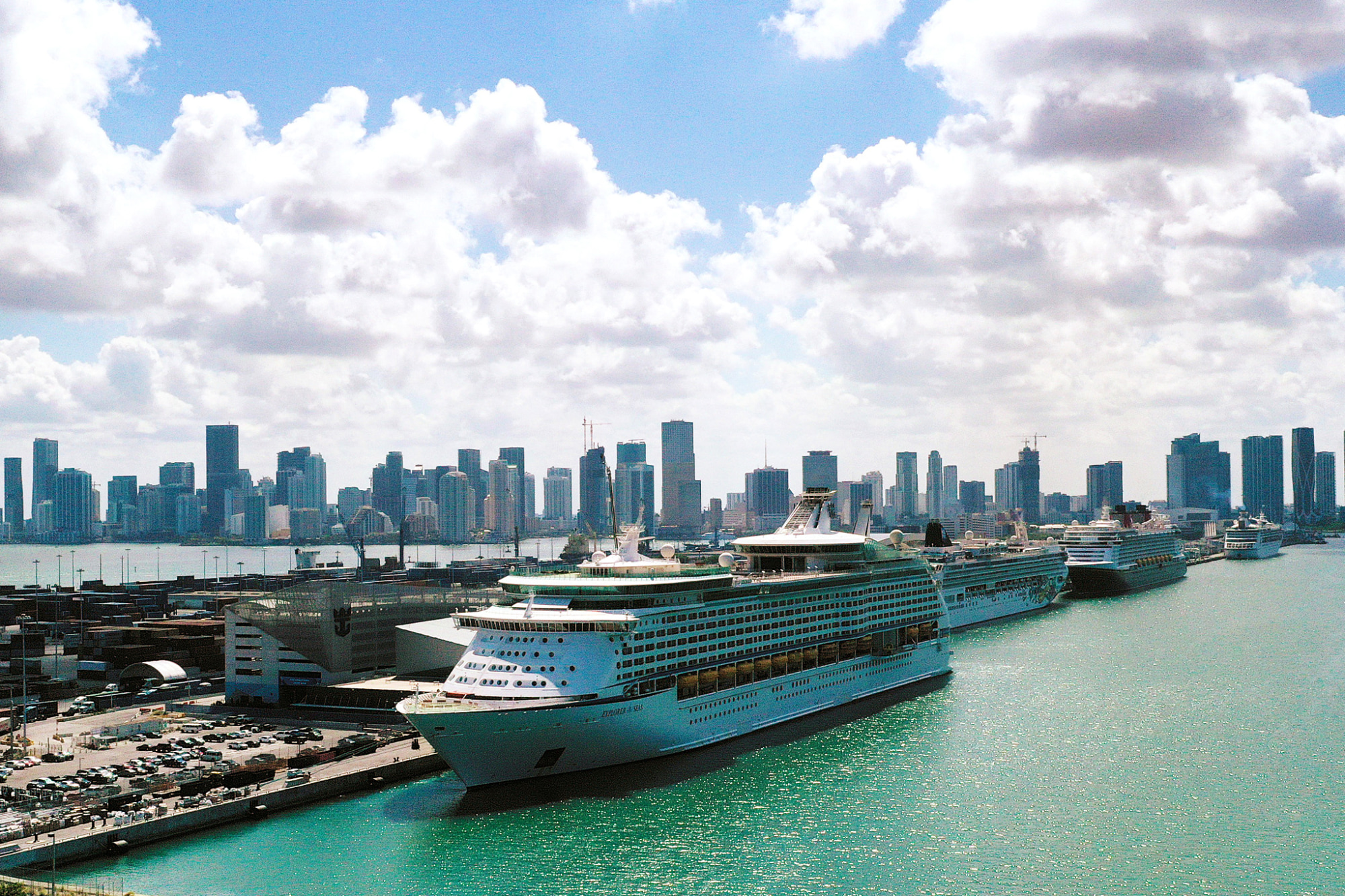 Royal Caribbean albergará a 600 socorristas en un crucero cerca del sitio del derrumbe en Miami