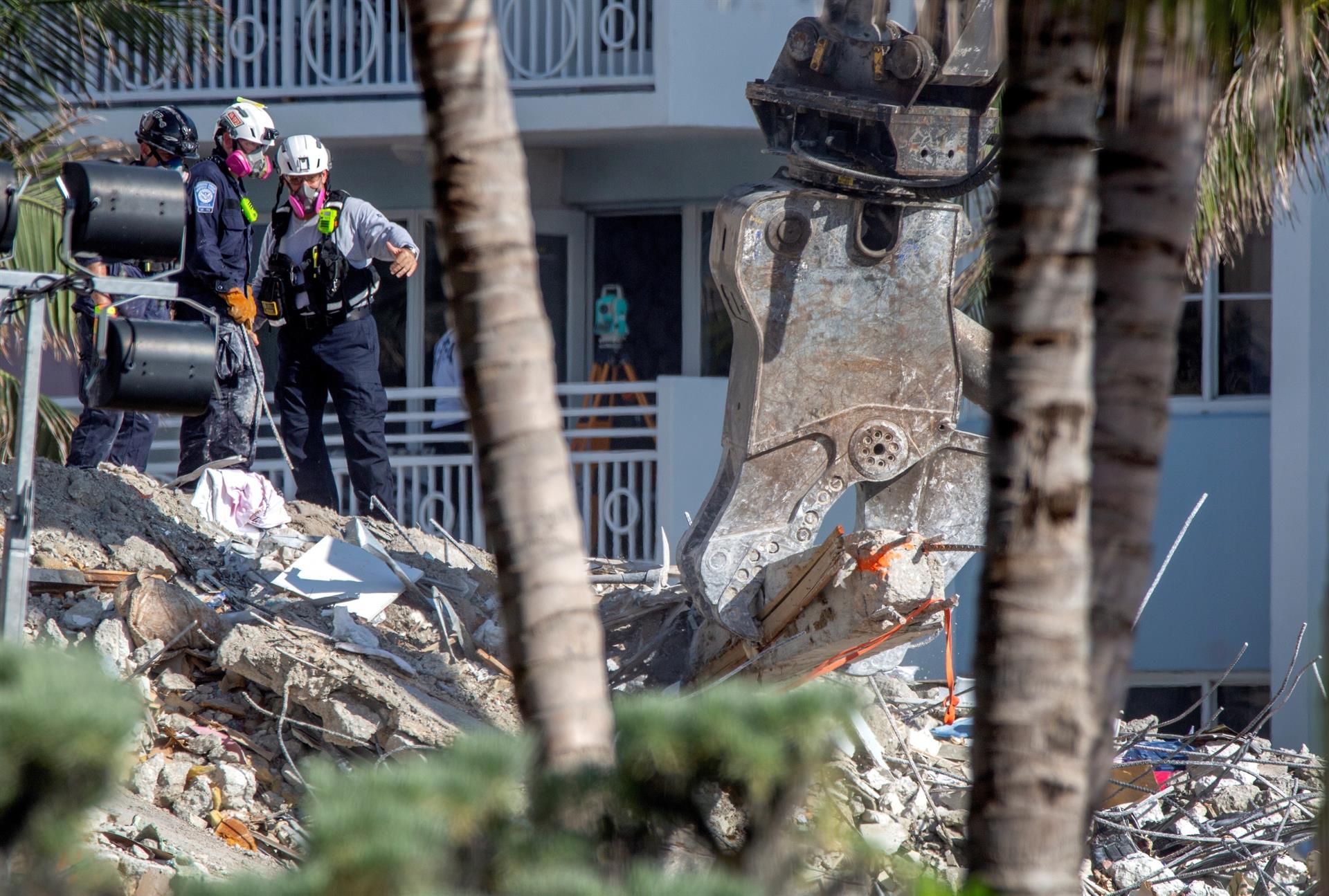 Prosigue la búsqueda de víctimas del derrumbe en Miami en medio del dolor de las familias