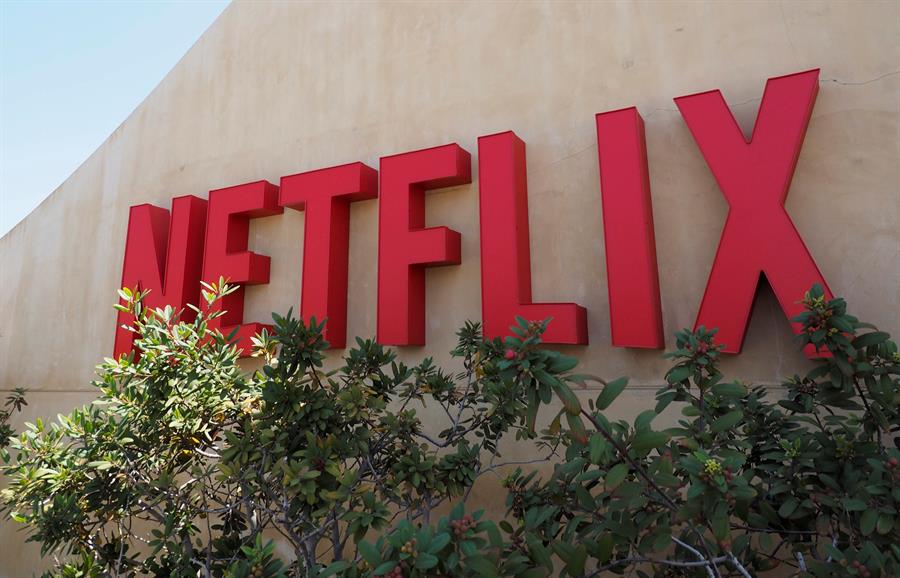 Suscripciones en Netflix cayeron por primera vez en una década y sus acciones se desplomaron