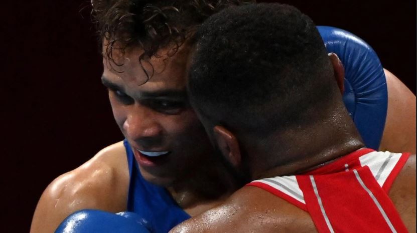 Boxeador intentó recrear la polémica escena de Tyson al morder la oreja de su rival (Video)