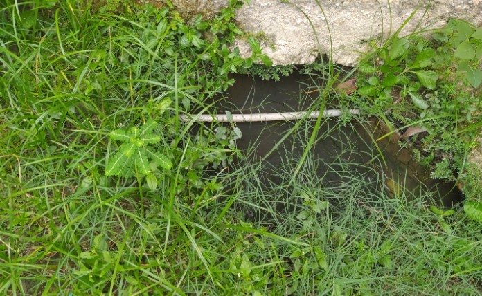 Vecinos de Los Guayos denunciaron colapso de tuberías de aguas negras