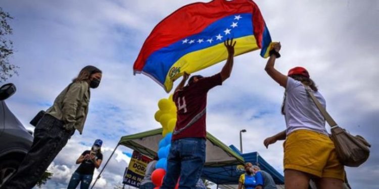 Alerta en EEUU: Más de 300 mil venezolanos con TPS deberán renovar permiso de trabajo a punto de vencer