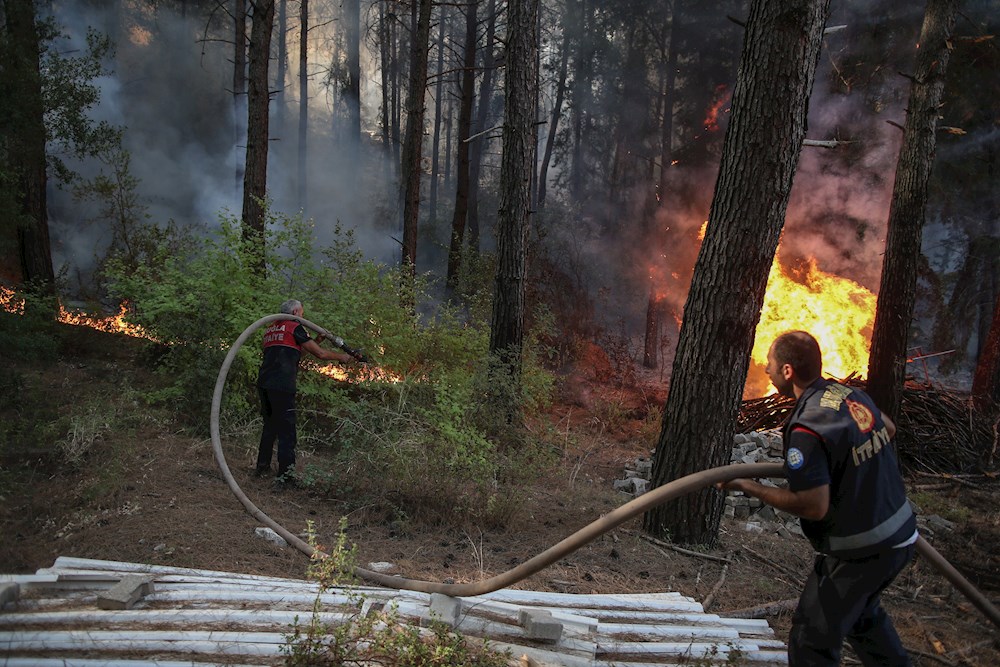 Tras fallecer dos bomberos, sube a seis los decesos en los incendios de Turquía