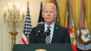 Biden conversó con altos funcionarios militares en la Casa Blanca sobre el caos en Afganistán