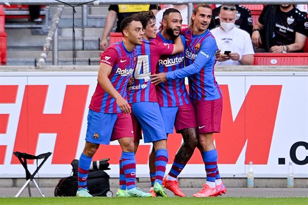 Un joven Barcelona liderado por Memphis Depay goleó al Stuttgart