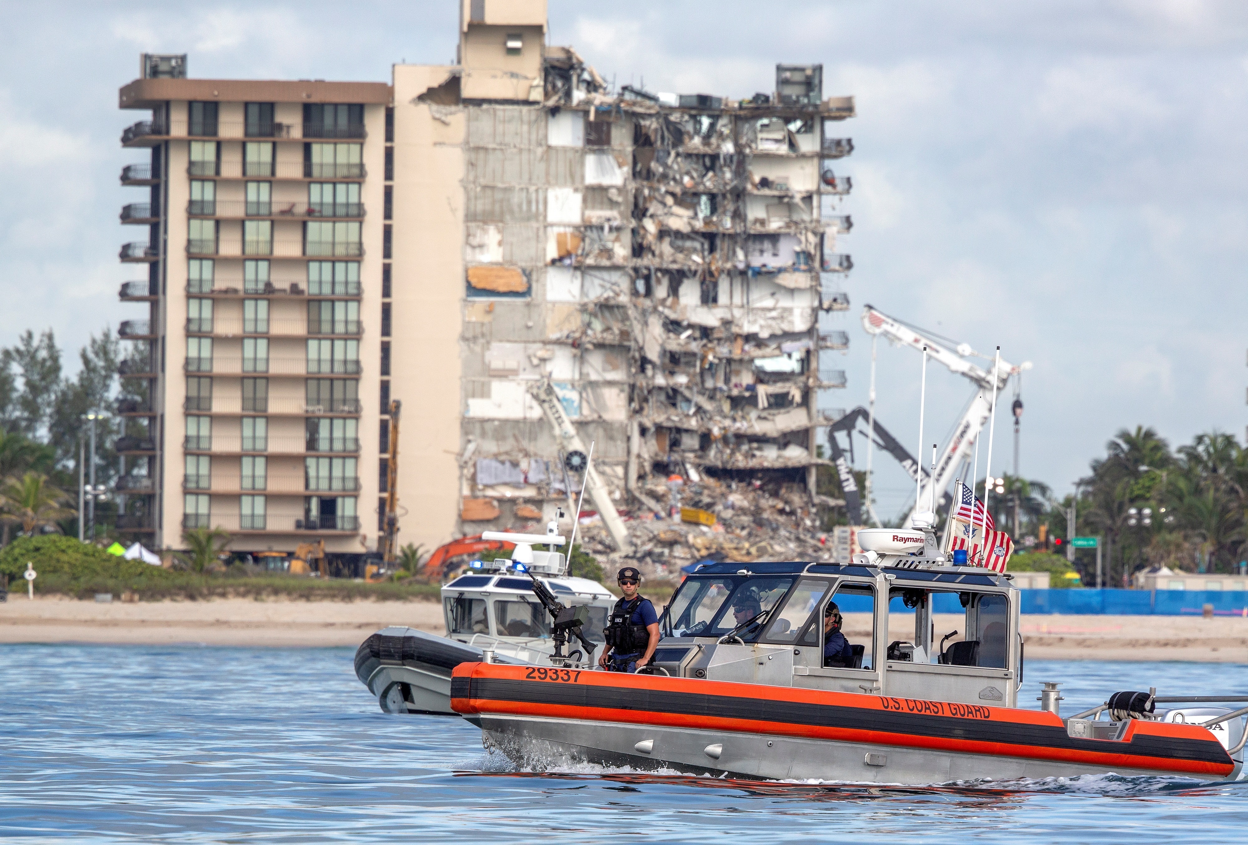 Frenan búsqueda de víctimas antes de demoler edificio siniestrado en Miami-Dade