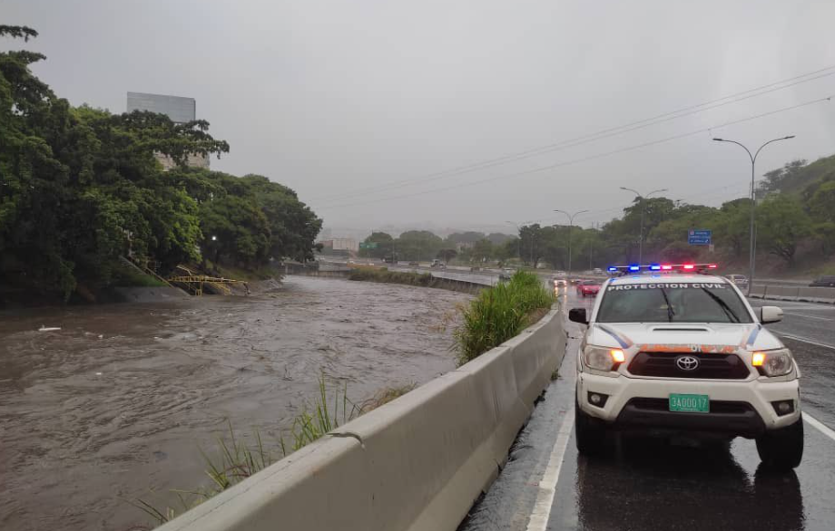 Dos reclusos se le escaparon al Cicpc tras lanzarse de una unidad hacia el río Guaire