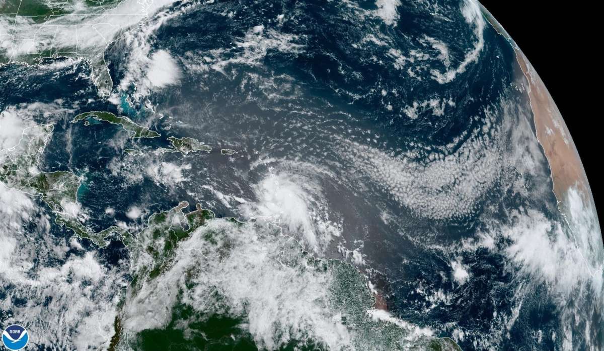 Se espera que el huracán Elsa se debilite, pero mantiene su trayectoria hacia Florida