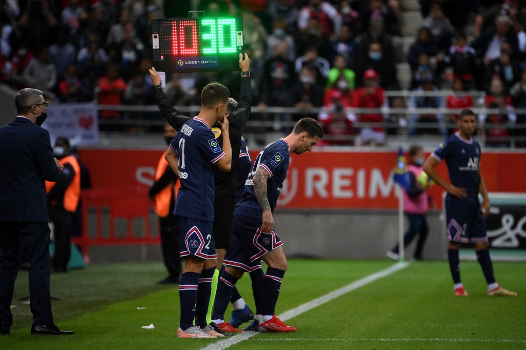 LA FOTO: En sustitución de Neymar, Lionel Messi hizo su debut oficial con el PSG