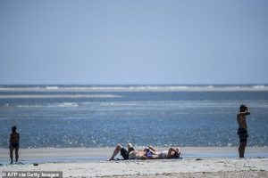 ¡Sin vergüenza! Mujer se masturbó a la vista de todos en una playa de Georgia