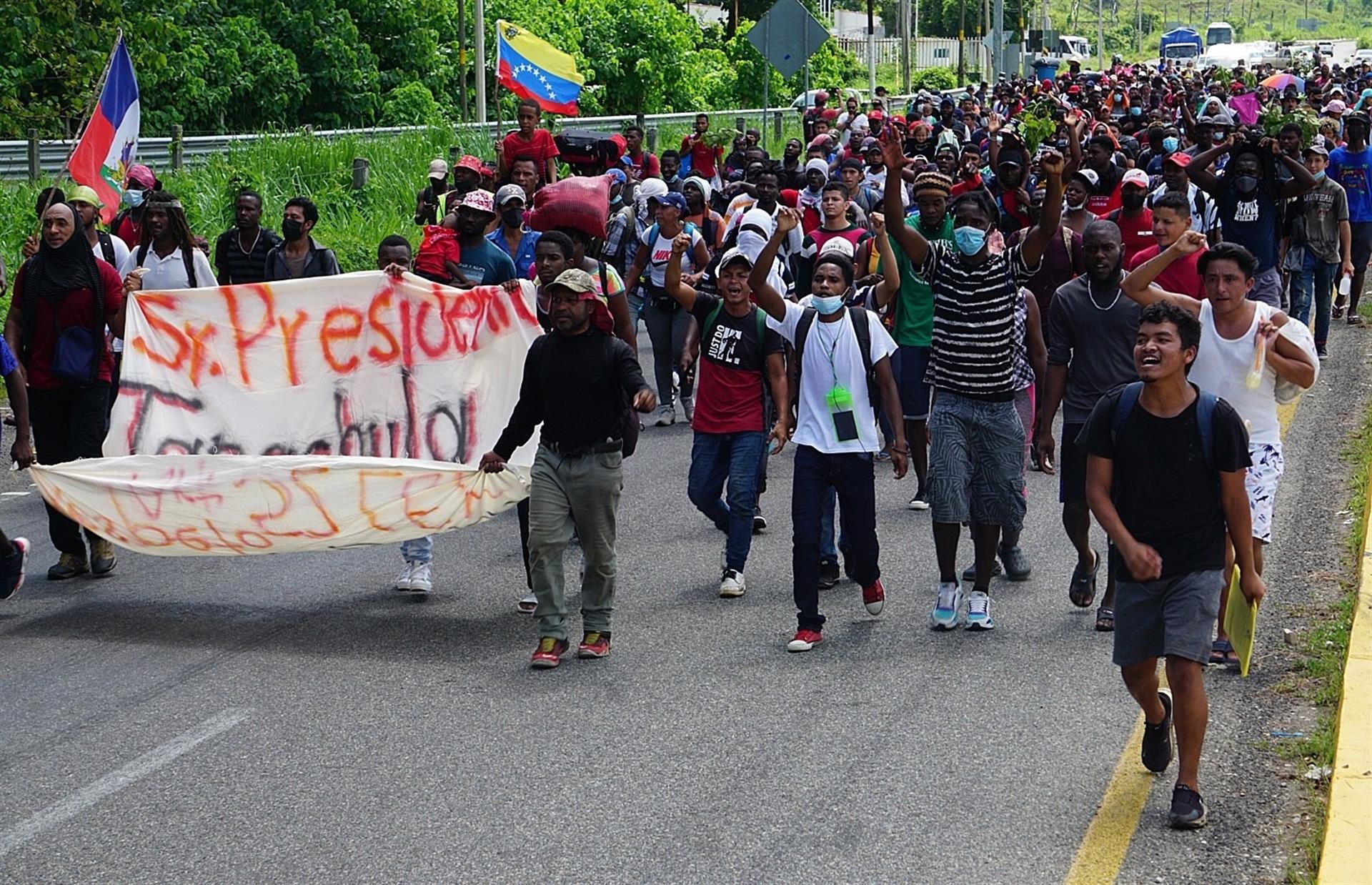 Caravana de migrantes, entre ellos venezolanos, salen desde el sur de México en dirección a EEUU