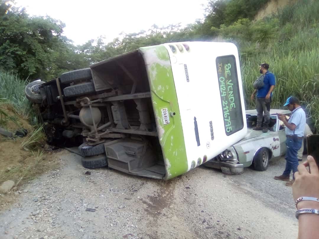 EN IMÁGENES: Autobús repleto de pasajeros se volcó en Charallave #11Ago