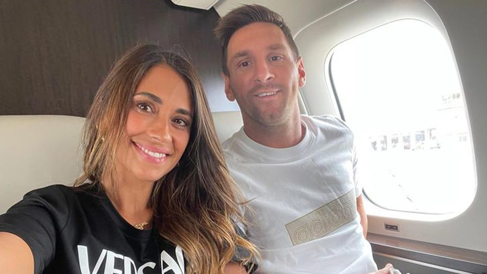 El mensaje de Antonela Roccuzzo y Lionel Messi desde el avión que los lleva a París