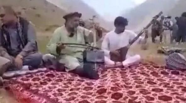 Talibanes mataron a tiros a un cantante folclórico con el que habían tomado el té antes