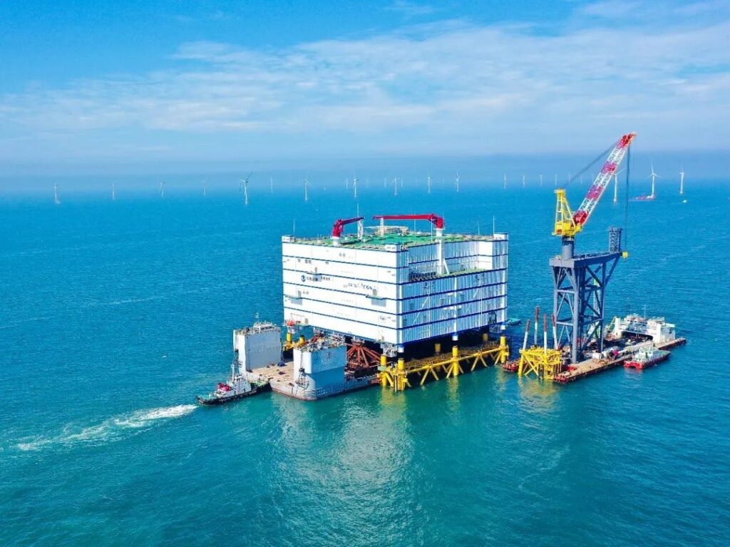 Instalada la mayor estación convertidora de corriente contínua del mundo en alta mar de China