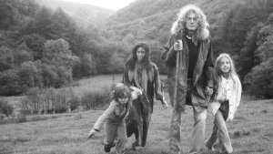 La trágica vida de Robert Plant: Los excesos, la magia negra y la muerte de su hijo de cinco años