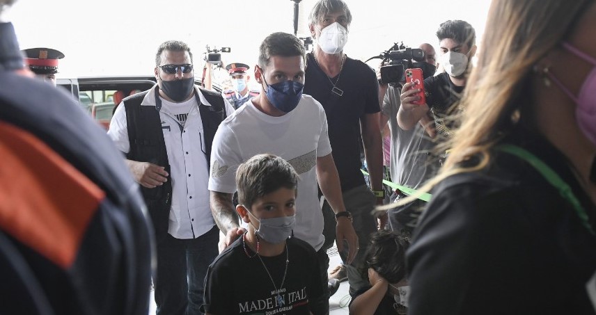 Messi llegó al aeropuerto de Barcelona (Video)