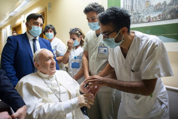 El papa Francisco respecto a su reciente operación: Un enfermero me salvó la vida