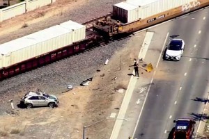 Niño murió y una mujer resultó herida después de que un tren chocara contra su vehículo en California (VIDEO)