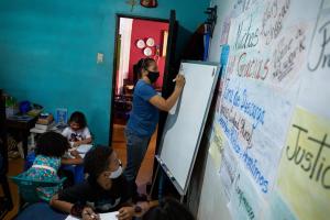 Los docentes venezolanos “dan lecciones” de cómo sobrevivir ante la crisis en el país