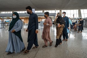 Habilitaron centro de vacunación para refugiados afganos en aeropuerto de EEUU