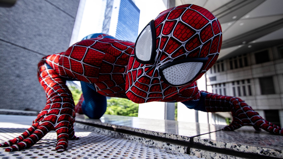 Ingeniero creó un lanzador de “telaraña” para columpiarse como Spider-Man (Video)