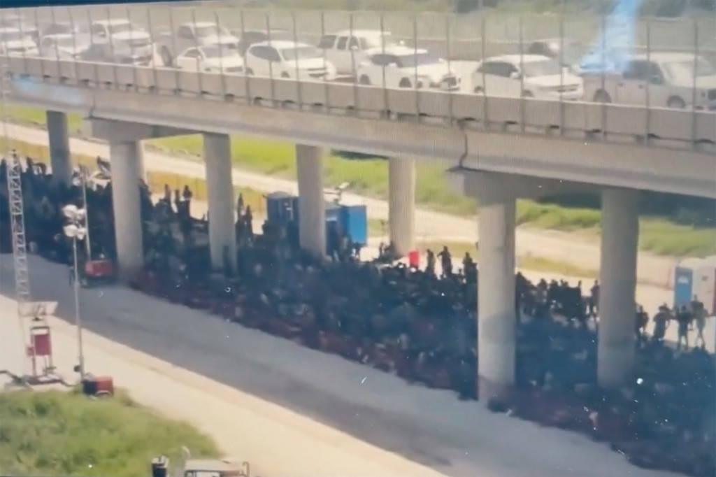 Un VIDEO impactante muestra a cientos de migrantes detenidos debajo de un puente en Texas