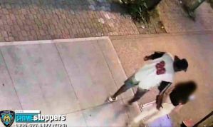 Acosador manoseó a una mujer en plena calle de Nueva York y le cayó a puñetazos cuando ella le reclamó (VIDEO)