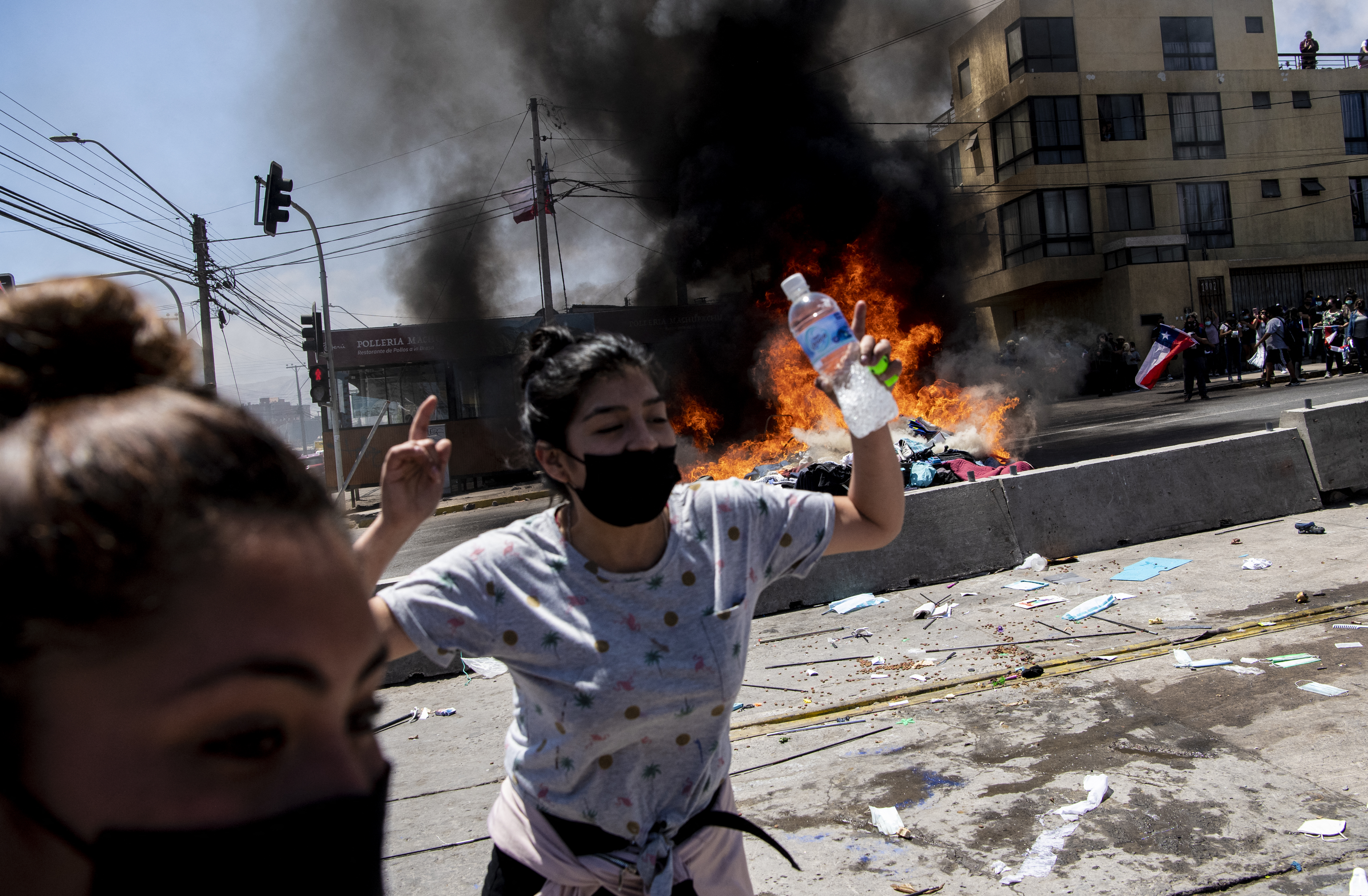 EN VIDEO: Chilenos quemaron carpas de migrantes venezolanos