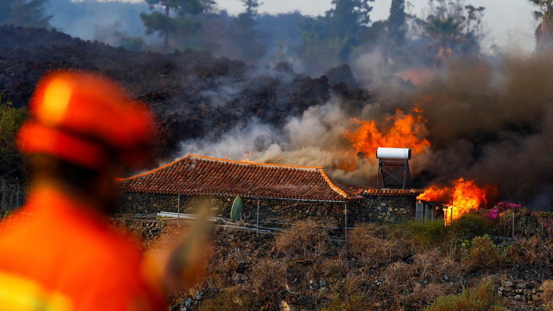 La Palma cumple un mes como rehén de su volcán y los expertos avisan: “La naturaleza furiosa no tiene control”