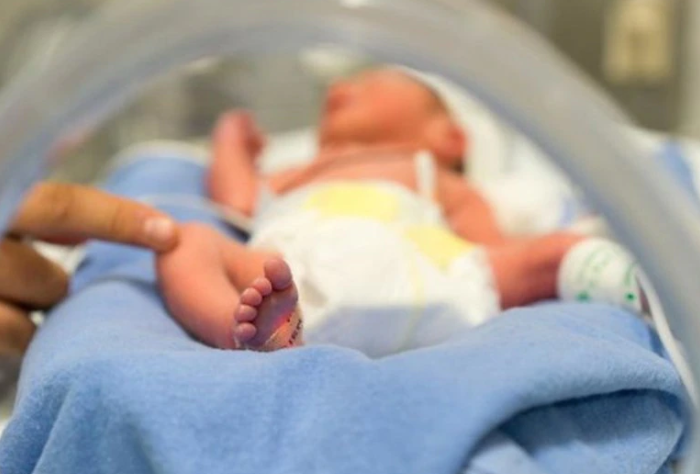 Desnudo, en un estacionamiento y con indicios de hipotermia encontraron a un bebé de dos horas de nacido en Colombia