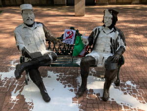 Detienen a dos hombres por lanzar pintura blanca a la escultura de Fidel Castro y el “Che” Guevara en México