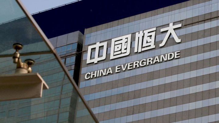 Evergrande suspende la negociación de sus títulos en la Bolsa de Hong Kong