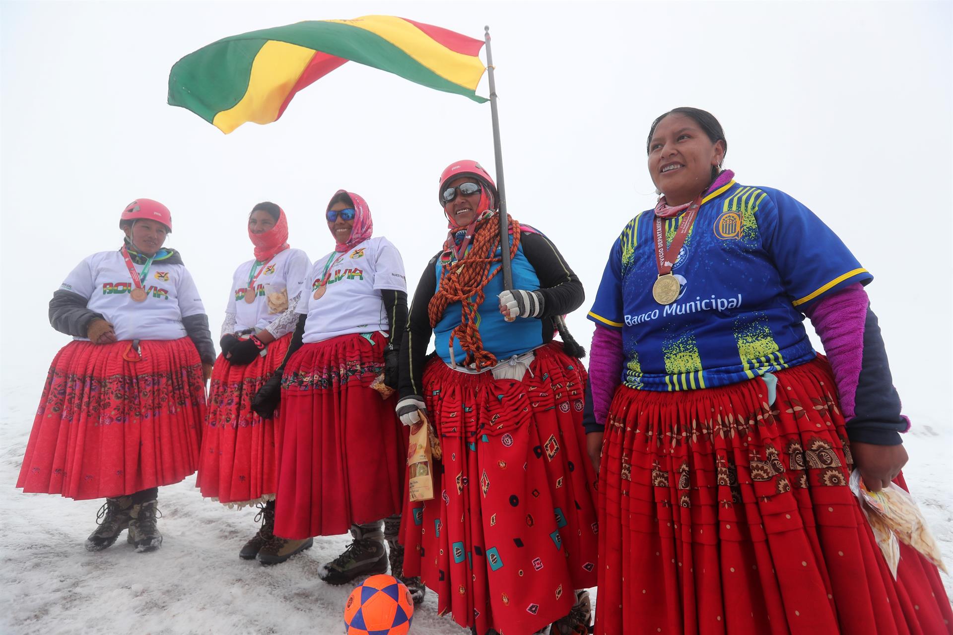 Entre nieve, neblina y frío, las escaladoras bolivianas juegan fútbol a 5.000 metros de altitud (FOTOS)
